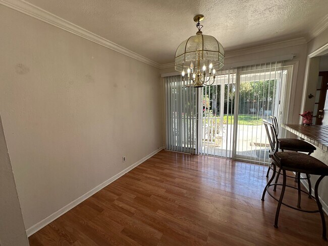 Foto del edificio - Single family 2 bedroom 1 bath, yard