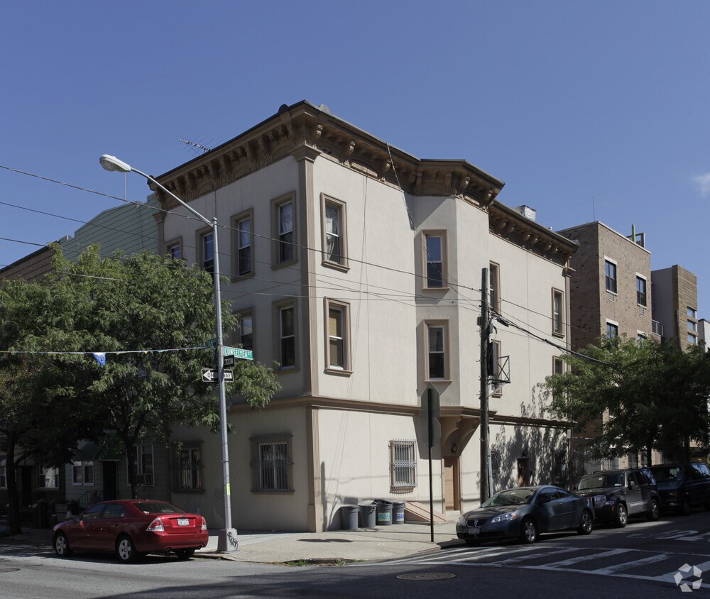 Primary Photo - 332 Manhattan Ave