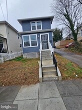 Building Photo - 909 45th Pl NE