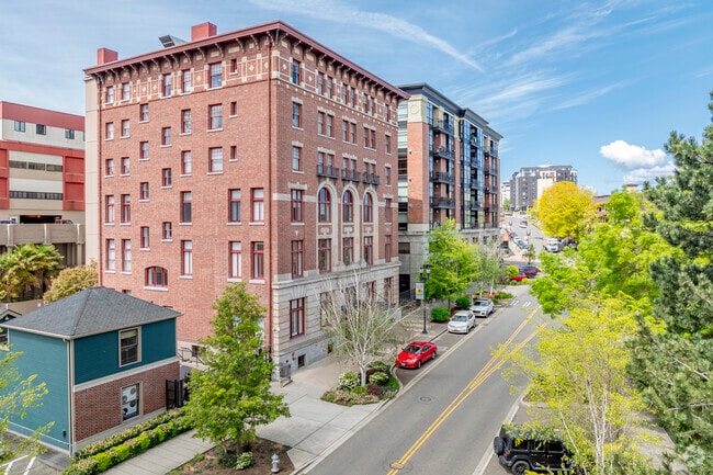 Building Photo - Vintage Y Condominiums