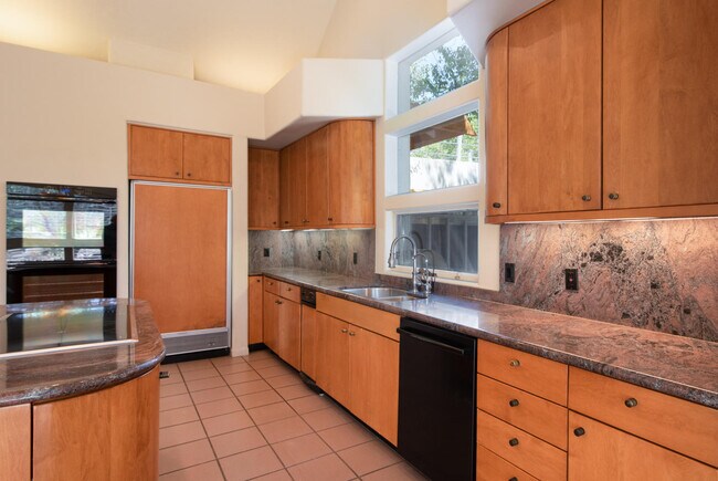 Foto del edificio - 1221 Rockrose Rd NE