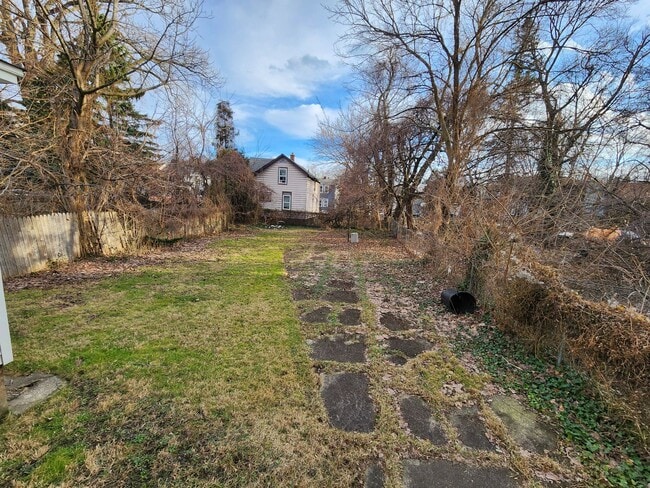 Building Photo - Spacious 2 bedroom townhouse style