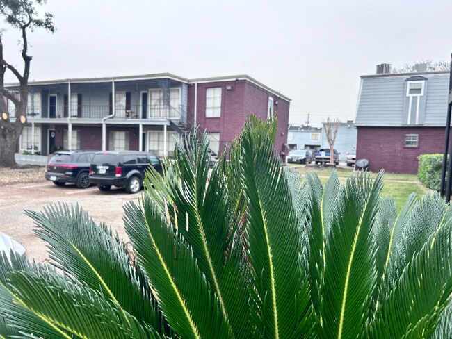 Foto del edificio - 2300 Red Bluff Rd