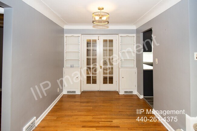Building Photo - Beautiful 3-Bedroom Home in Euclid Availab...