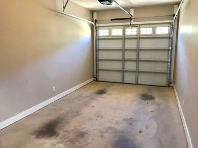 Building Photo - Spacious 3 bedroom 2.5 bath Condo in the h...