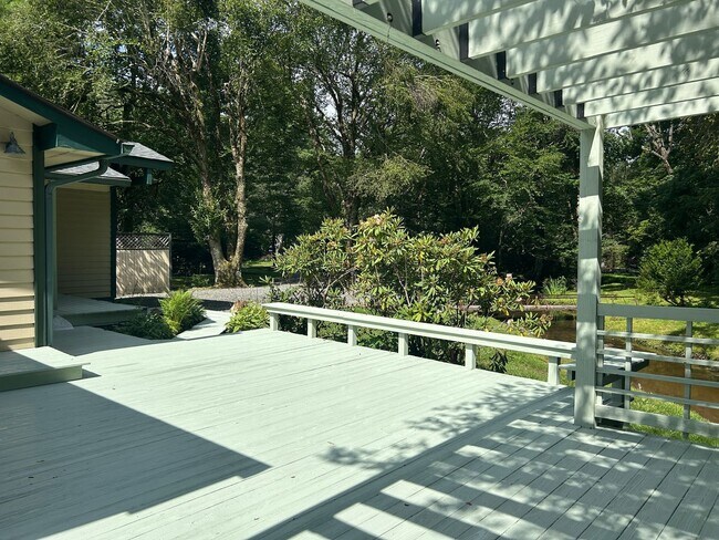 Foto del edificio - Fully Renovated 3BR/2BA Home with Creek Vi...