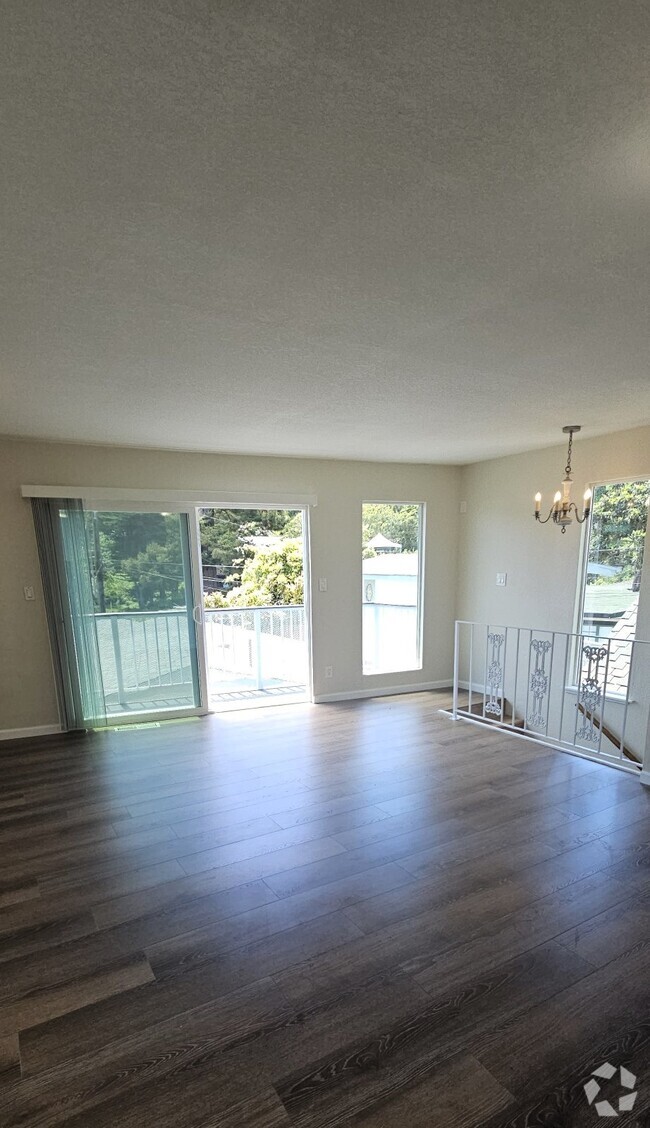 Building Photo - 497 Riverview Dr