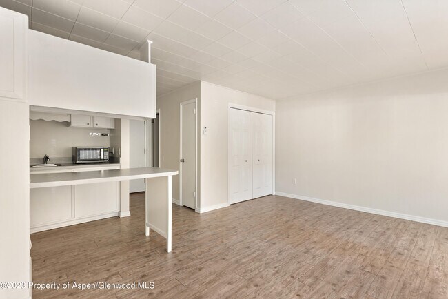 Building Photo - 725 E Main St