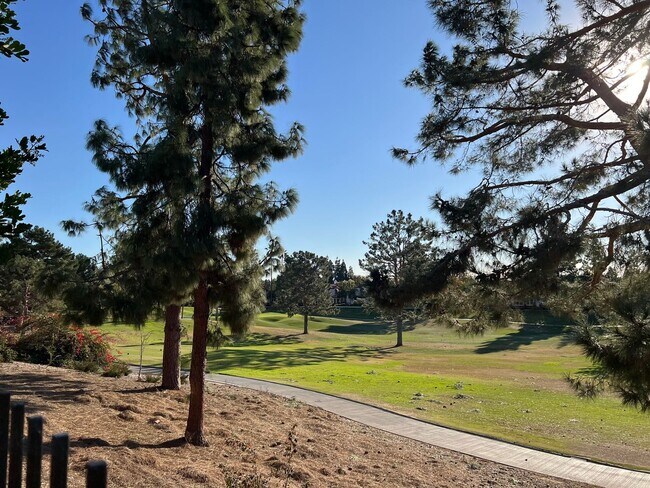 Foto del edificio - Charming Tustin Ranch Home in Gated Community on Golf Course!