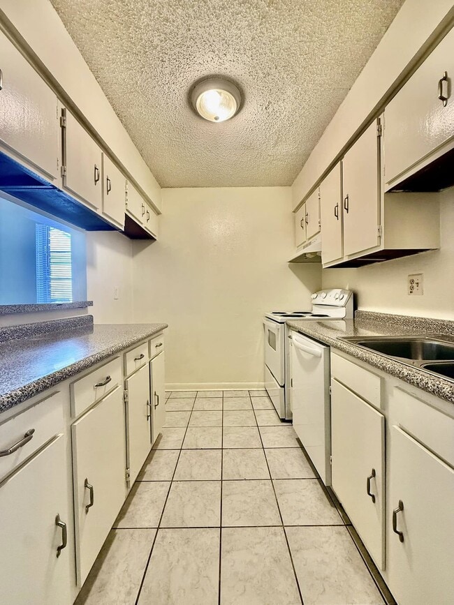 Building Photo - 1620 Newport Pl