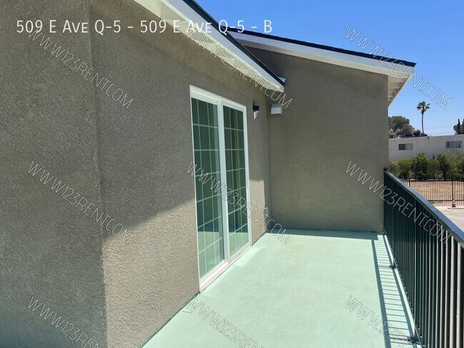Building Photo - 509 E Ave Q-5