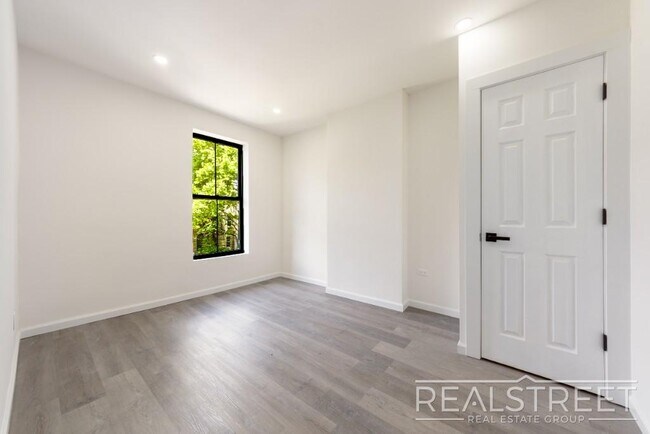 Foto del edificio - Spacious 2 BED Floor Thru in Bushwick!