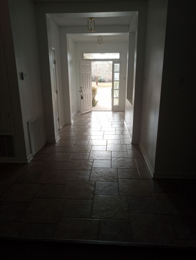 Building Photo - 106 Chariot Ct