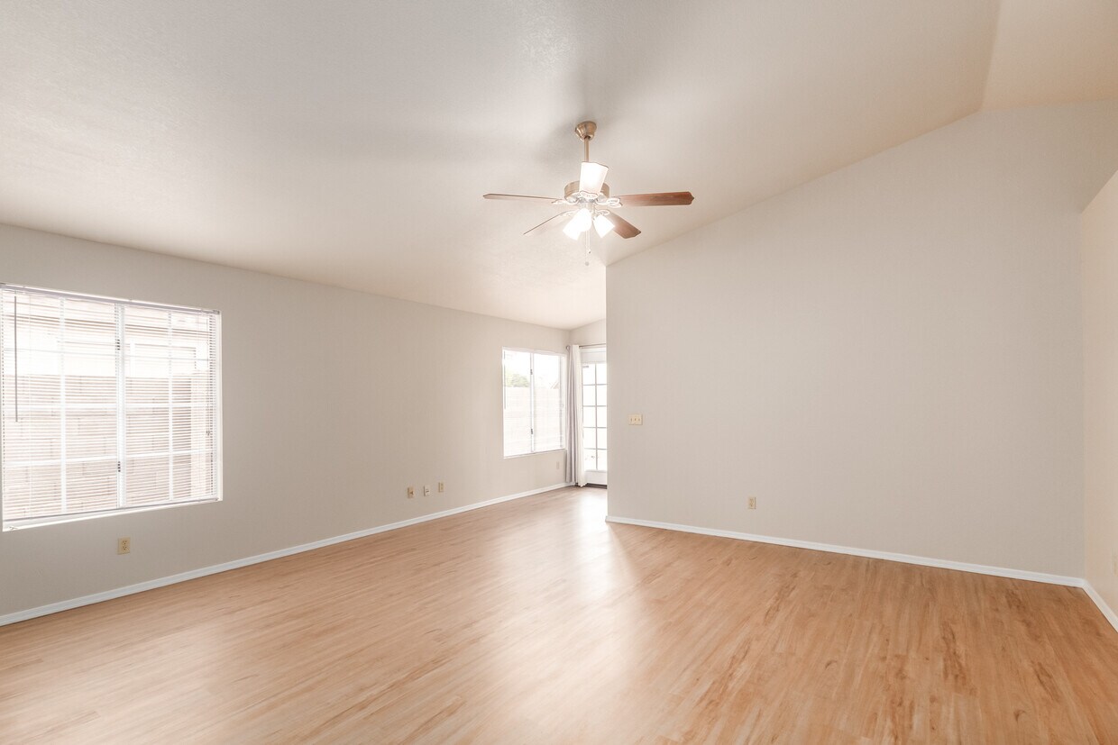 Primary Photo - 1561 W Orchid Ln