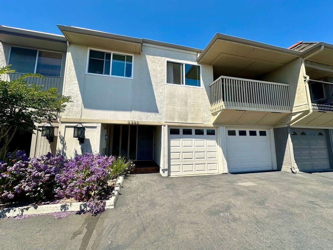 Foto principal - Spacious 3 Bedroom Townhome near USD!! Par...