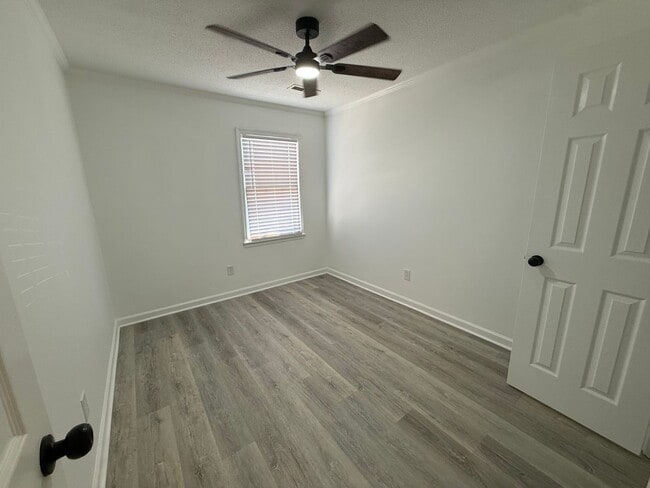 Building Photo - 3/3 Fully Renovated Town Home Available!