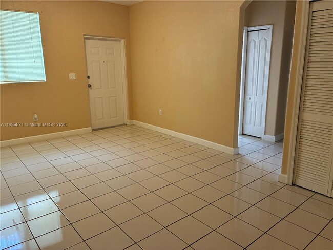 Foto del edificio - 1536 SE 25th St