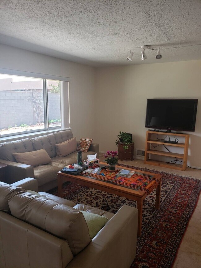 Building Photo - Beautiful 3 Bdr/2Bth home located in the U...