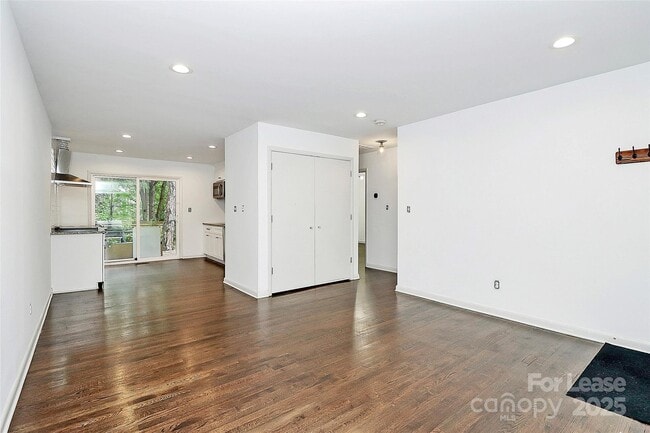 Building Photo - 3100 Erskine Dr