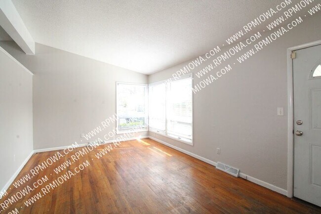 Building Photo - FENCED-IN YARD! 3 bedroom, 1.5 Bathroom Ho...