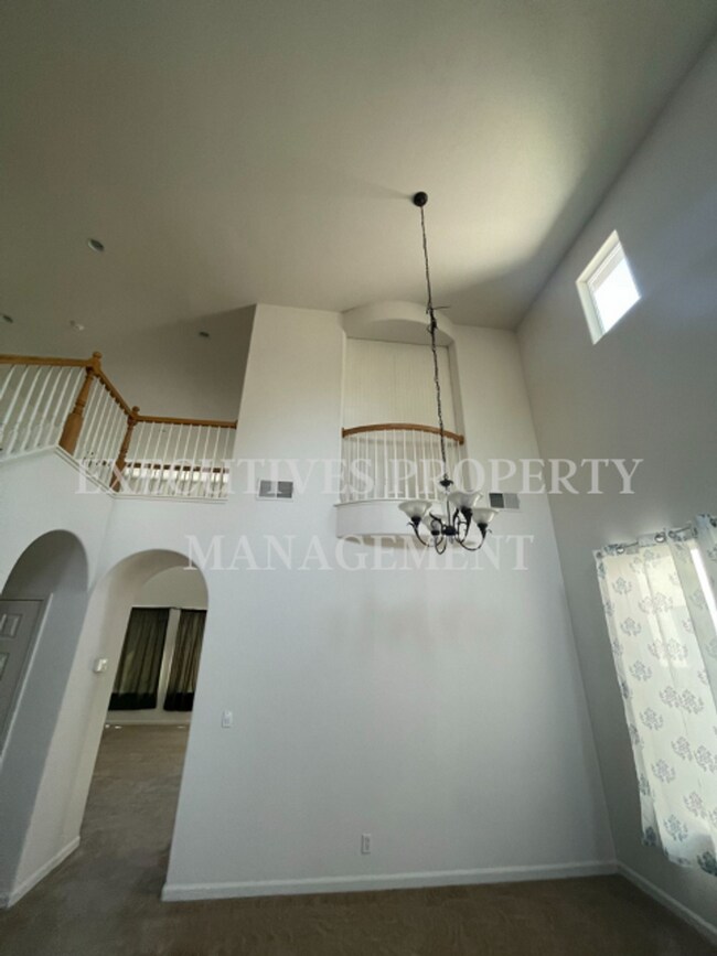 Building Photo - 772 Round Hill Dr