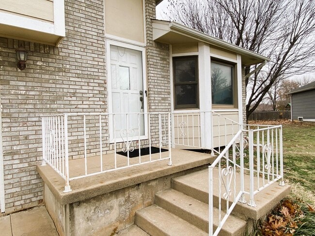 Building Photo - 4 Bedroom 3 Bath Updated West Side Home - ...