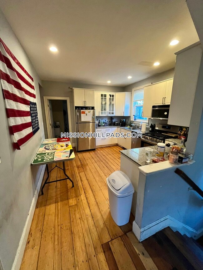 Building Photo - 731 Parker St