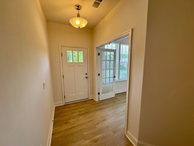 Foto del edificio - Brand New 3BR/3.5 Bath Townhouse in South ...