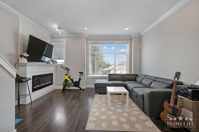Building Photo - Luxury 4-Bed, 4-Bath Townhouse