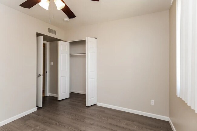 Foto del edificio - 4906 S Park Dr