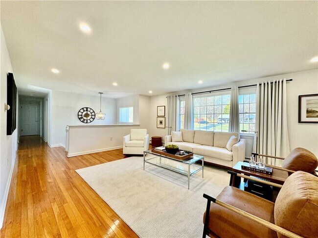 Foto del edificio - 60 Briar Hill Rd