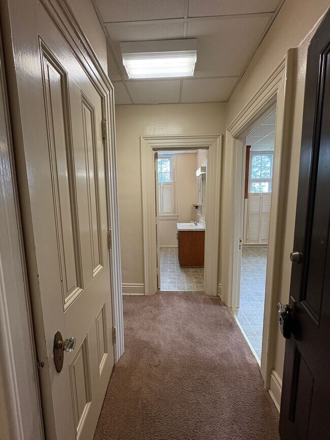 Building Photo - Spacious apartment in Lynchburg close to University of Lynchburg!