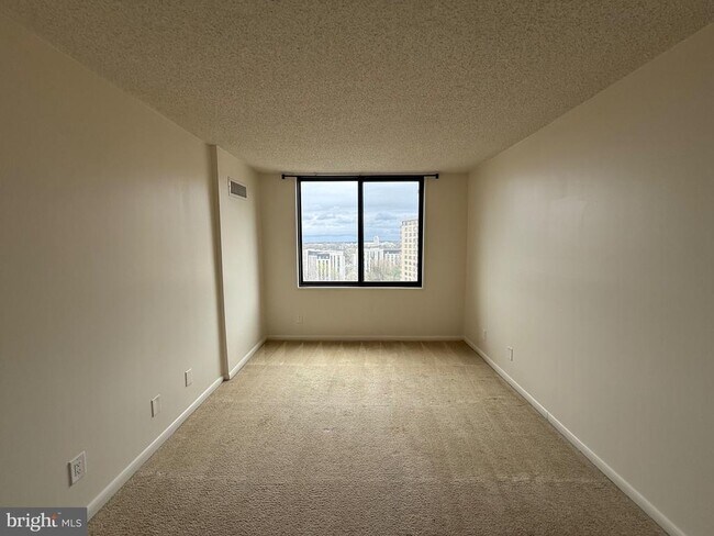 Foto del edificio - 5225 Pooks Hill Rd