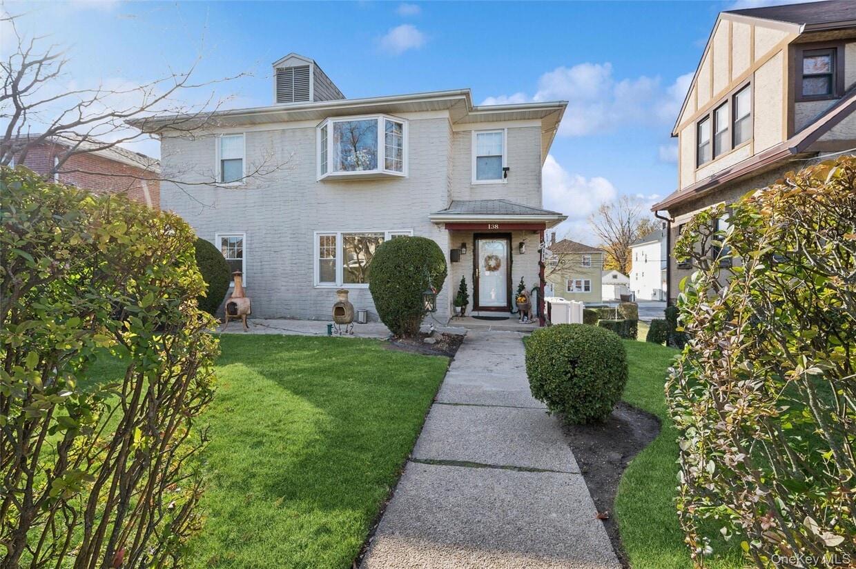 Primary Photo - 138 Colonial Pl