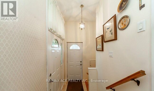 Building Photo - 61 Lord Roberts Dr