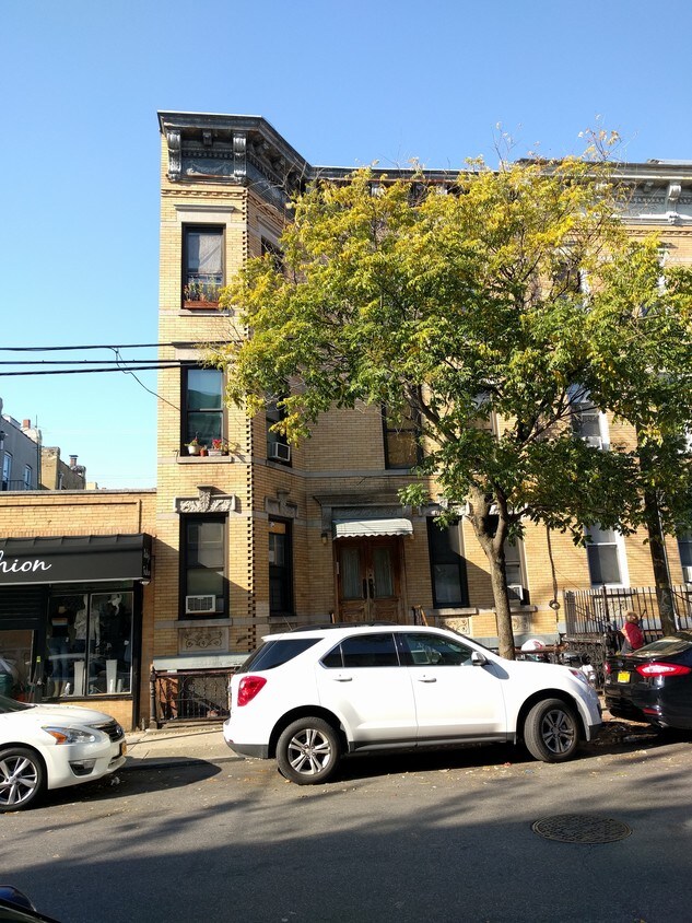 Foto del edificio - 1811 Centre St