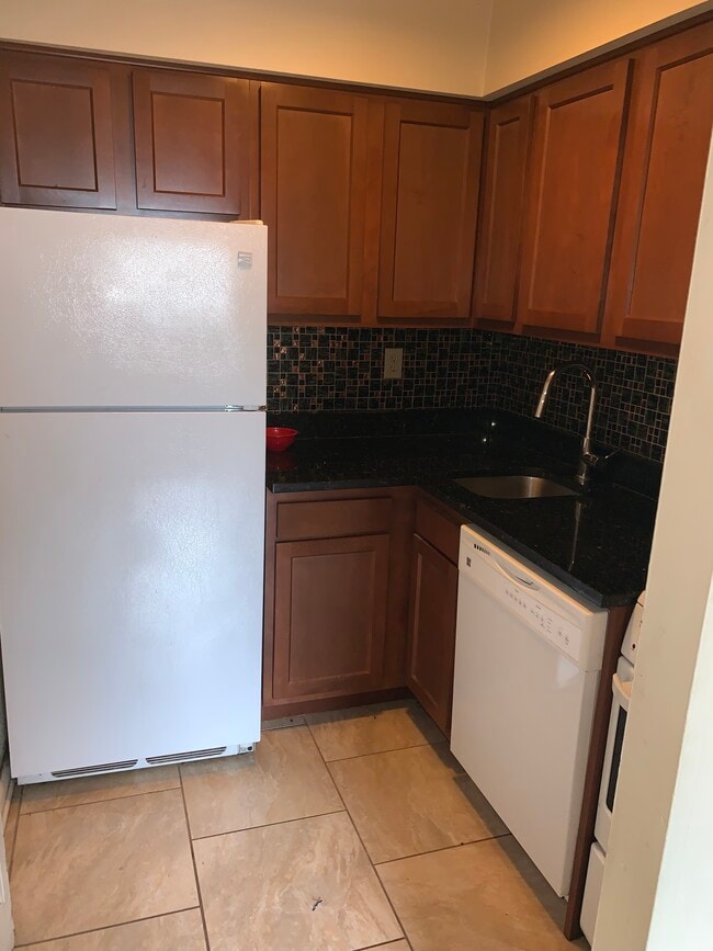 Edmond Square 2-Bedroom Kitchen - EDMOND SQUARE