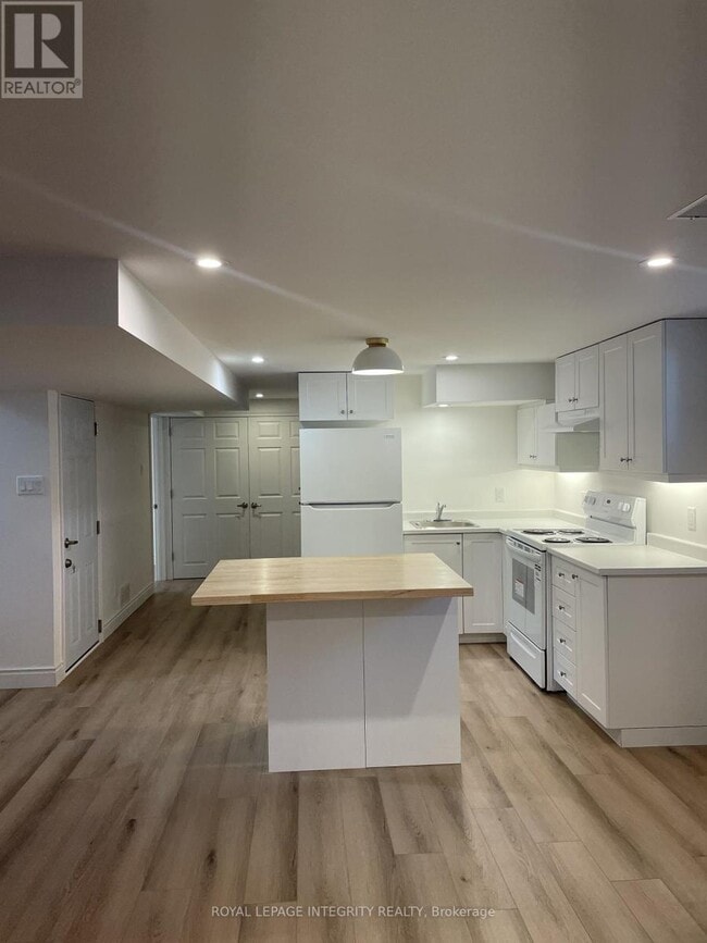 Building Photo - 32 Uxbridge Crescent