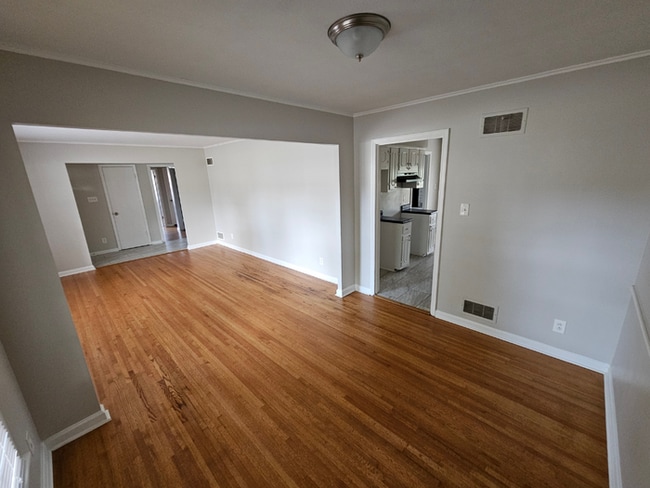 Building Photo - Massive 4BR/3BA Memphis Rental | Brick Fireplace & Built-Ins | Fenced Yard!