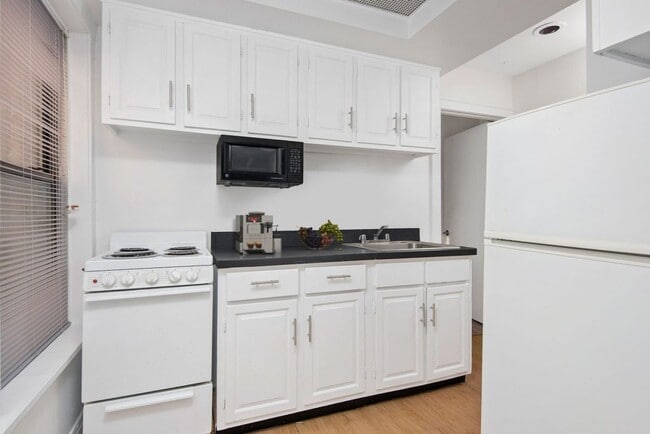 Kitchen - 430-446 W. Diversey