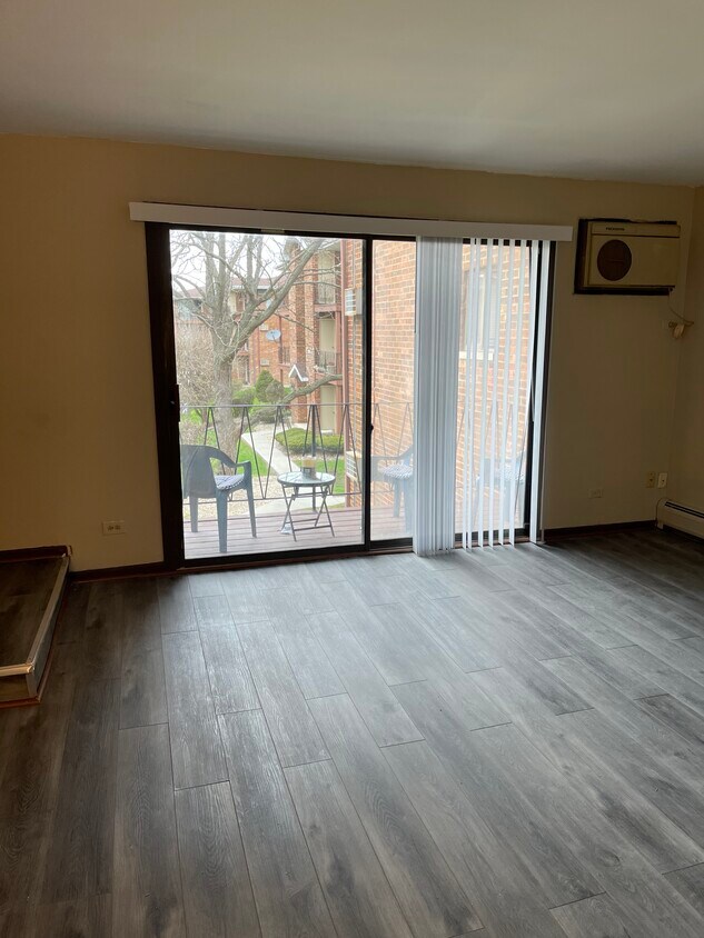 Foto del edificio - 15740 Lake Dr