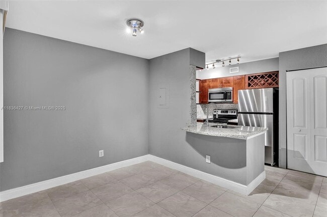 Building Photo - 2880 N Oakland Forest Dr