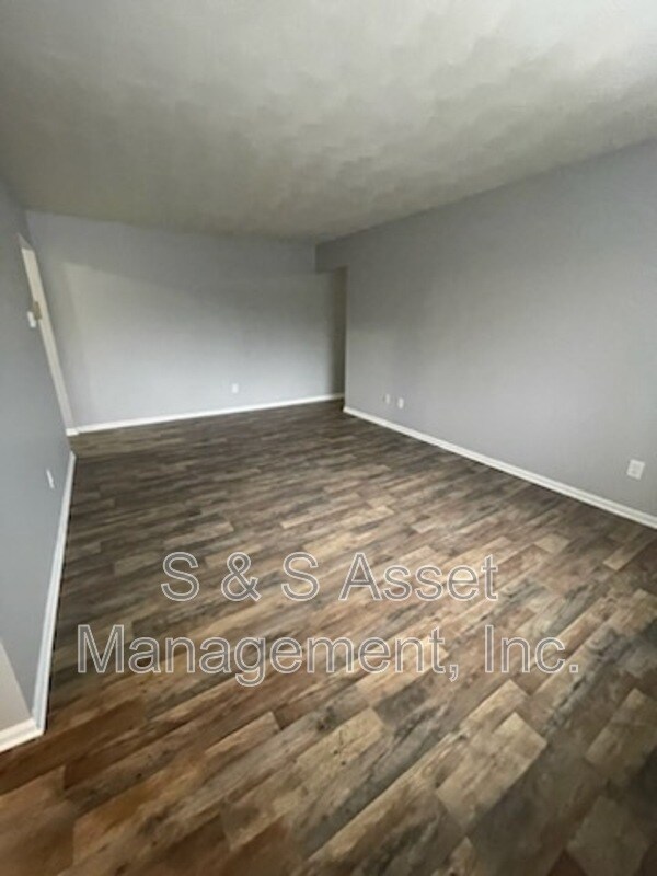 Building Photo - 2455 N. Aurelius Rd # C10