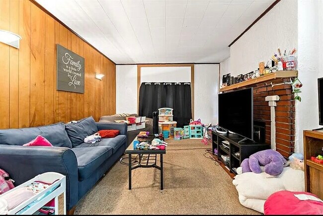 Building Photo - 208 Woodkirk St
