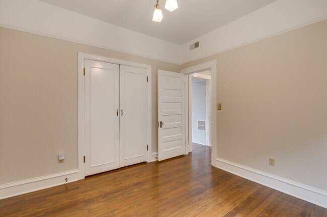 Foto del edificio - Rare & Charming Upper Queen Anne Home Available July!