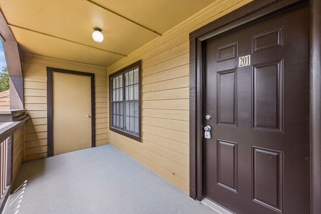 Building Photo - 1/1 Condo in Gated Lakefront Community of Altamonte Springs!