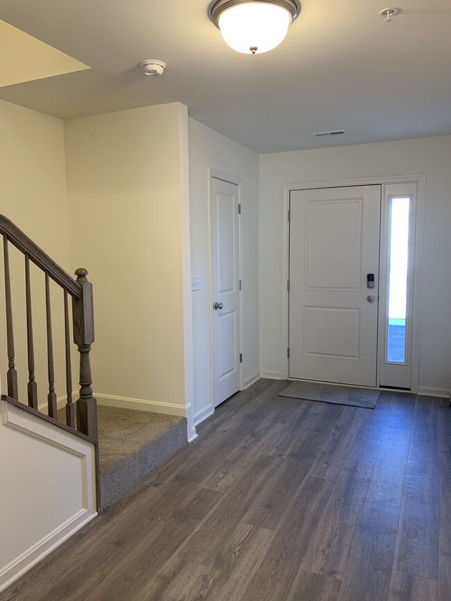 Building Photo - Beautiful, 3-story modern townhome with 3 ...