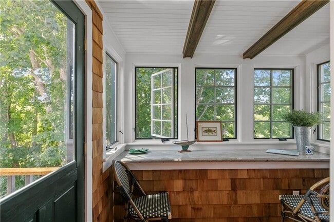 Foto del edificio - 99 Coggeshall Ave