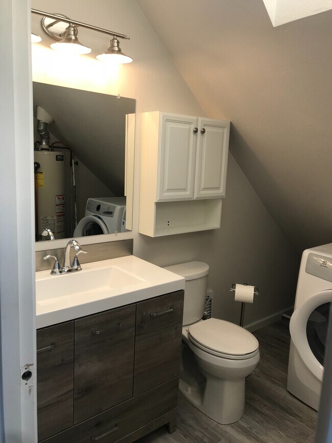Building Photo - Upper unit in SW Bend Close to Old Mill an...