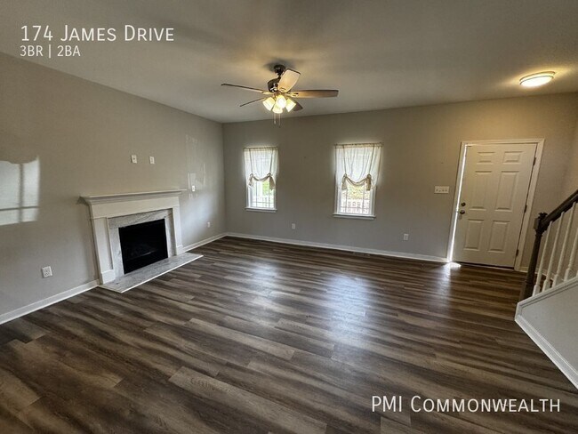 Foto del edificio - 3 Bed / 2 Bath Single Family (Available Now)